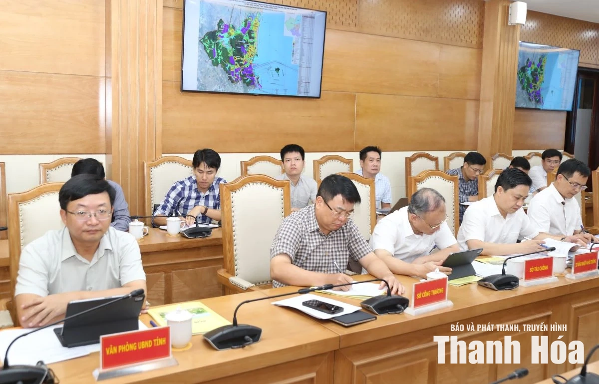 Chủ tịch UBND tỉnh Tô Anh Dũng làm việc với Ban Quản lý Khu Kinh tế Nghi Sơn và các Khu công nghiệp