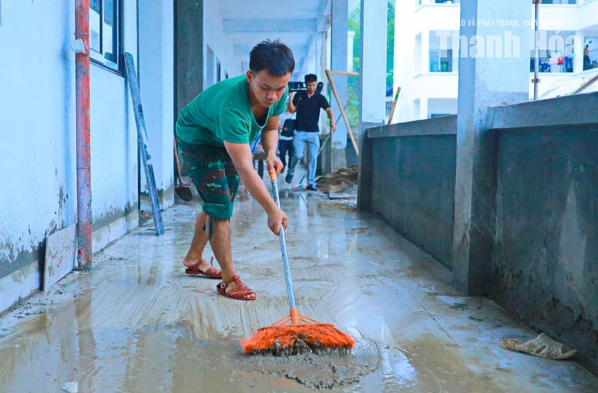Những người lính chi viện lên biên giới xây trường