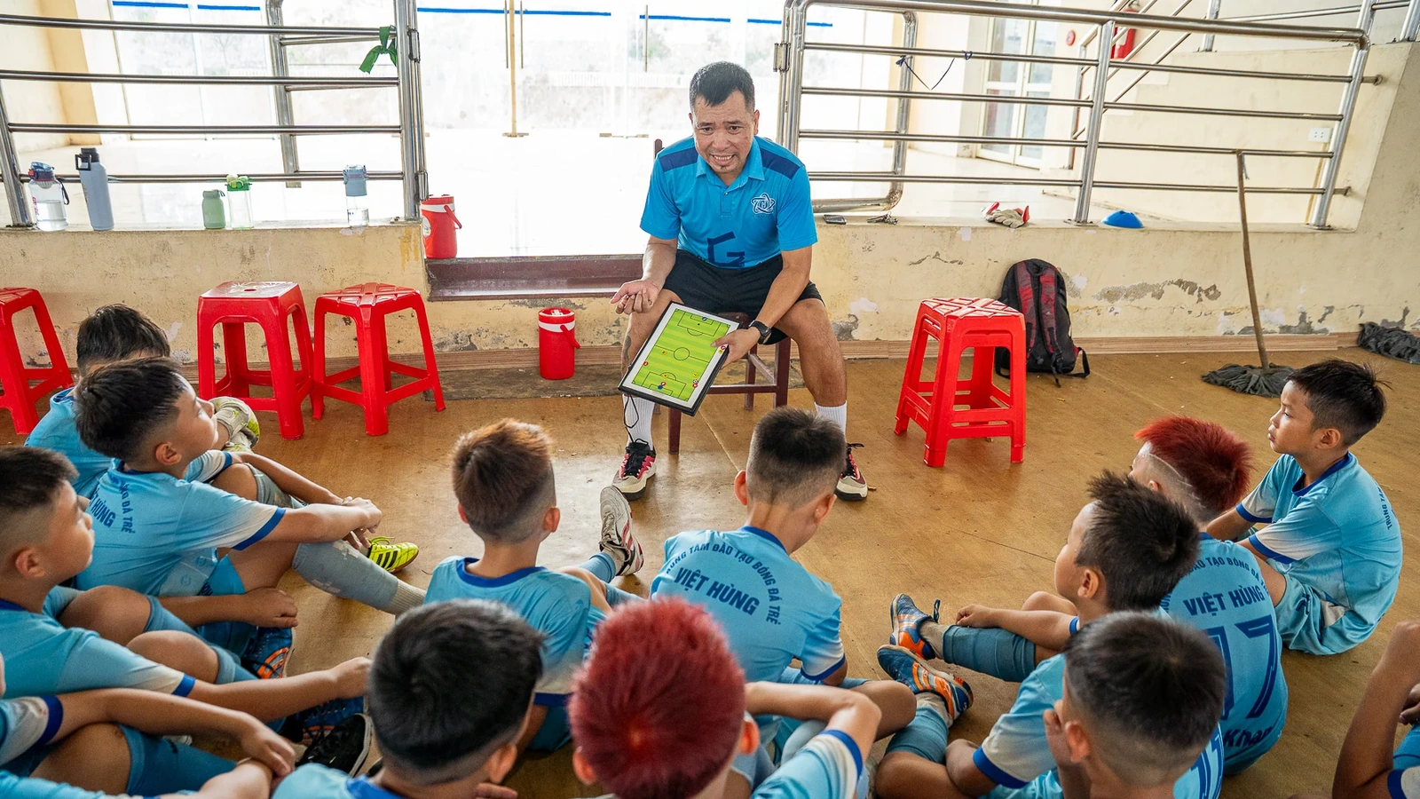 Với nhiều người, huấn luyện viên bóng đá chỉ là người đứng trên sân hướng dẫn kỹ chiến thuật. Nhưng với tôi - HLV trưởng đội U9 Việt Hùng Thanh Hóa - công việc còn nhiều hơn thế. Tôi là người thầy,  đôi khi còn như người cha và cả 