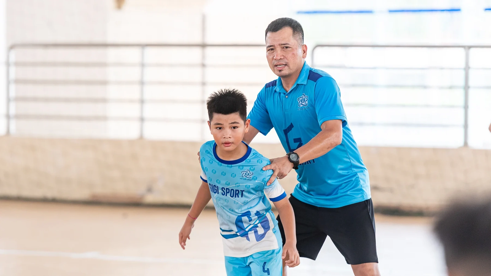 Có em mới lần đầu xa bố mẹ, có em còn chưa quen cuộc sống tập thể. Vì vậy, trước khi dạy các con đá bóng, tôi luôn cố gắng giúp các con cảm thấy sân bóng cũng giống như ngôi nhà thứ hai của mình.
