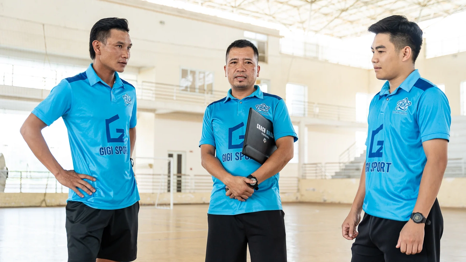 Một buổi tập chất lượng không chỉ diễn ra trong khoảng 90 phút trên sân. Trước đó, tôi cùng các cộng sự dành nhiều thời gian để xây dựng giáo án, phân chia khối lượng vận động phù hợp với từng nhóm cầu thủ, phân tích điểm mạnh, điểm yếu và thống nhất phương pháp huấn luyện. Với lứa tuổi U9, bài tập không chỉ cần sự hiệu quả mà còn phải tạo được sự hứng thú để các con luôn háo hức mỗi khi ra sân.