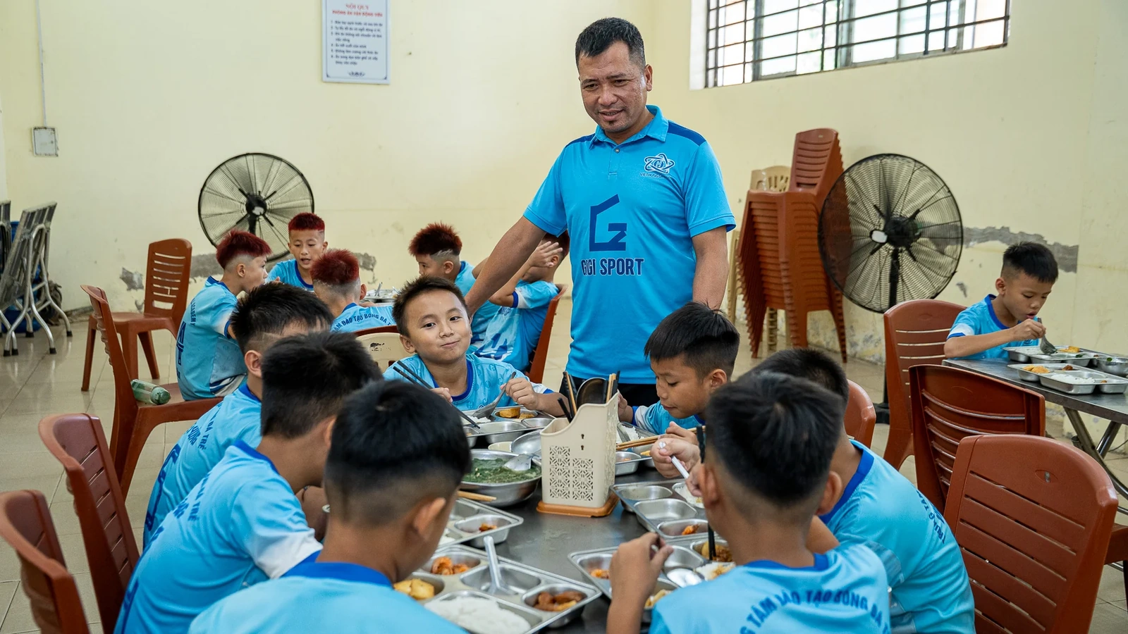 Tôi luôn tin rằng sự gắn kết ngoài sân cỏ sẽ tạo nên sự kết nối trong thi đấu. Khi các con tin tưởng thầy và yêu quý đồng đội, mọi chỉ đạo trên sân sẽ được tiếp nhận dễ dàng hơn. Vì vậy, ngoài giờ tập, chúng tôi thường trò chuyện, cùng ăn cơm, cùng chia sẻ những câu chuyện rất giản dị để khoảng cách giữa thầy và trò ngày càng gần hơn.