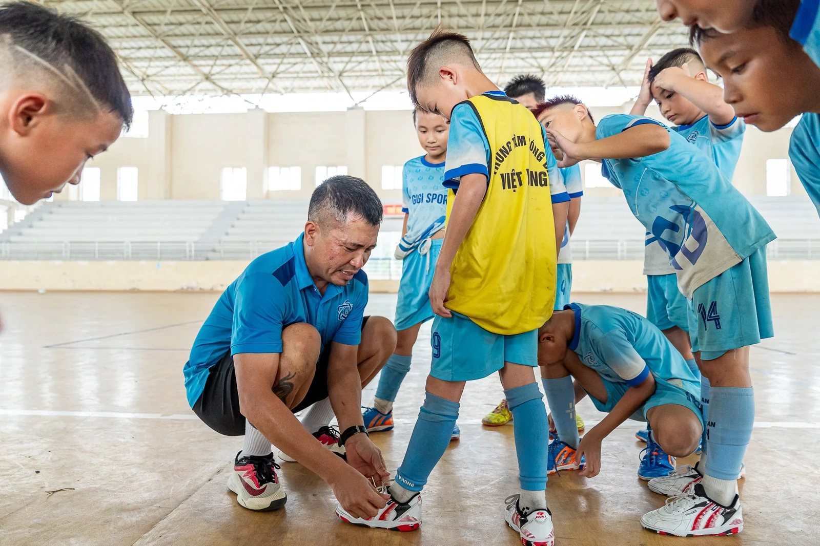 Huấn luyện những cầu thủ nhỏ tuổi nhất luôn có những đặc thù rất riêng. Có em nhớ nhà, có em khóc sau buổi tập, có em chưa biết buộc dây giày hoặc chưa biết tự chuẩn bị đồ dùng cá nhân. Ngoài vai trò huấn luyện viên, tôi còn phải quan sát từng thay đổi nhỏ trong tâm lý của các con để kịp thời động viên, chia sẻ. Chỉ khi các con thật sự vui vẻ và thoải mái thì việc tập luyện mới đạt hiệu quả.