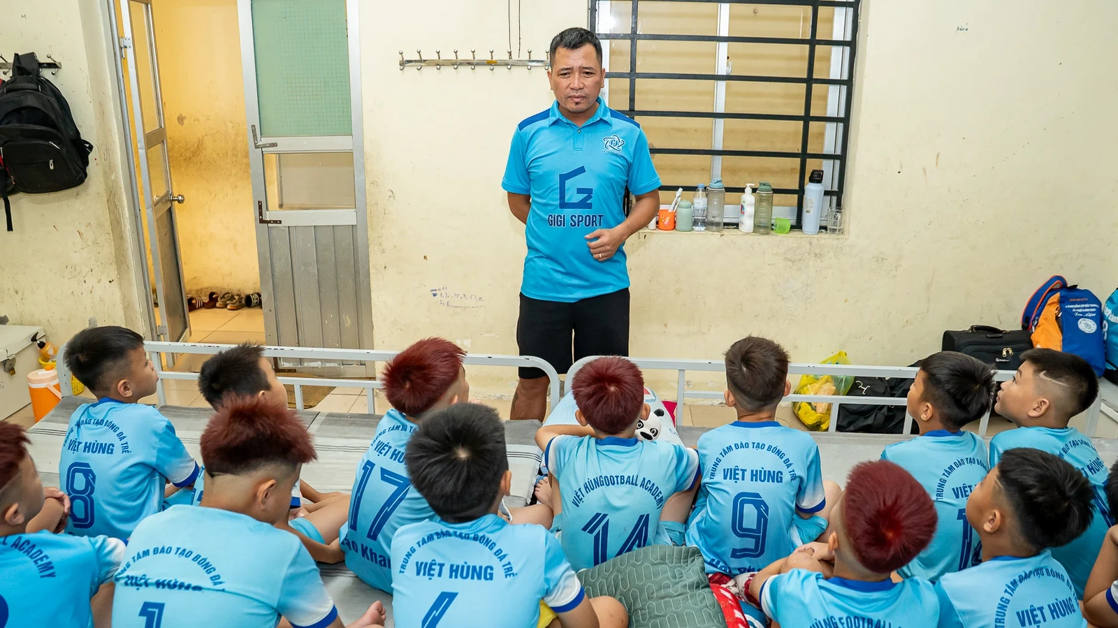 Với tôi, bóng đá không chỉ là thắng hay thua. Điều quan trọng hơn là giúp các con biết lễ phép, tự lập, biết chia sẻ với đồng đội và có ý thức kỷ luật. Những bài học ấy sẽ theo các con suốt cuộc đời, dù sau này có trở thành cầu thủ chuyên nghiệp hay không.
