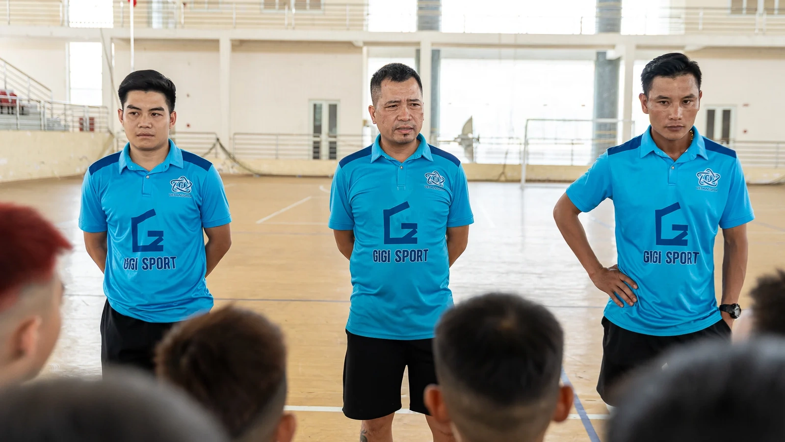 Tôi không thể làm tốt công việc này nếu thiếu sự đồng hành của các cộng sự. Mỗi người đảm nhận một phần việc khác nhau, từ chuyên môn, thể lực đến chăm sóc đời sống của các cầu thủ. Chúng tôi luôn thống nhất quan điểm: trước hết hãy giúp các con trưởng thành, sau đó mới hướng đến thành tích.