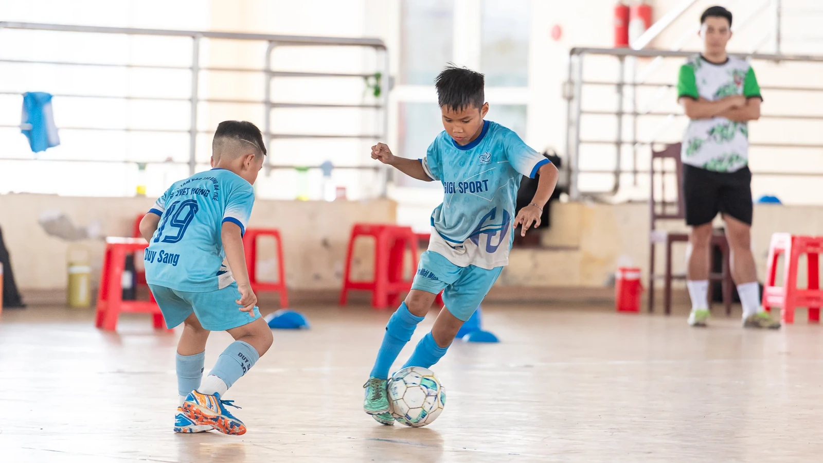 Hai lần vào chung kết và chức vô địch U9 toàn quốc mùa giải trước là niềm tự hào của xứ Thanh, nhưng cũng là động lực để chúng tôi tiếp tục cố gắng. Mục tiêu năm nay là bảo vệ ngôi vương, nhưng trước mỗi trận đấu tôi luôn nhắc các con rằng, điều quan trọng nhất không phải là chiếc cúp.
Tôi muốn U9 Việt Hùng Thanh Hóa bước vào sân với hình ảnh của một đội bóng chơi đẹp, tôn trọng đối thủ, biết phối hợp, biết sáng tạo và luôn chiến đấu hết mình.