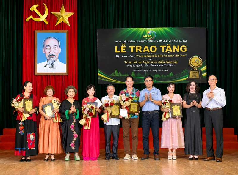 Trao tặng Kỷ niệm chương “Vì sự nghiệp biểu diễn âm nhạc Việt Nam” cho các nghệ sĩ tại Thanh Hóa