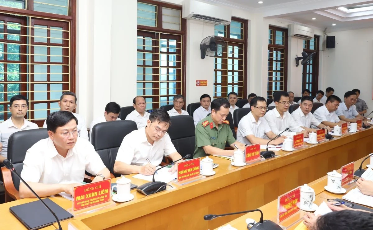 Chủ tịch UBND tỉnh Tô Anh Dũng làm việc với Sở Xây dựng