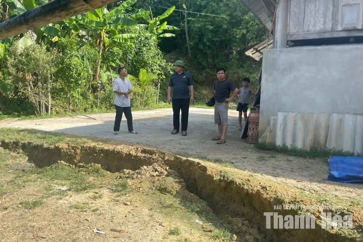 Mưa lớn gây sụt lún, ảnh hưởng đến các hộ dân tại xã Yên Khương