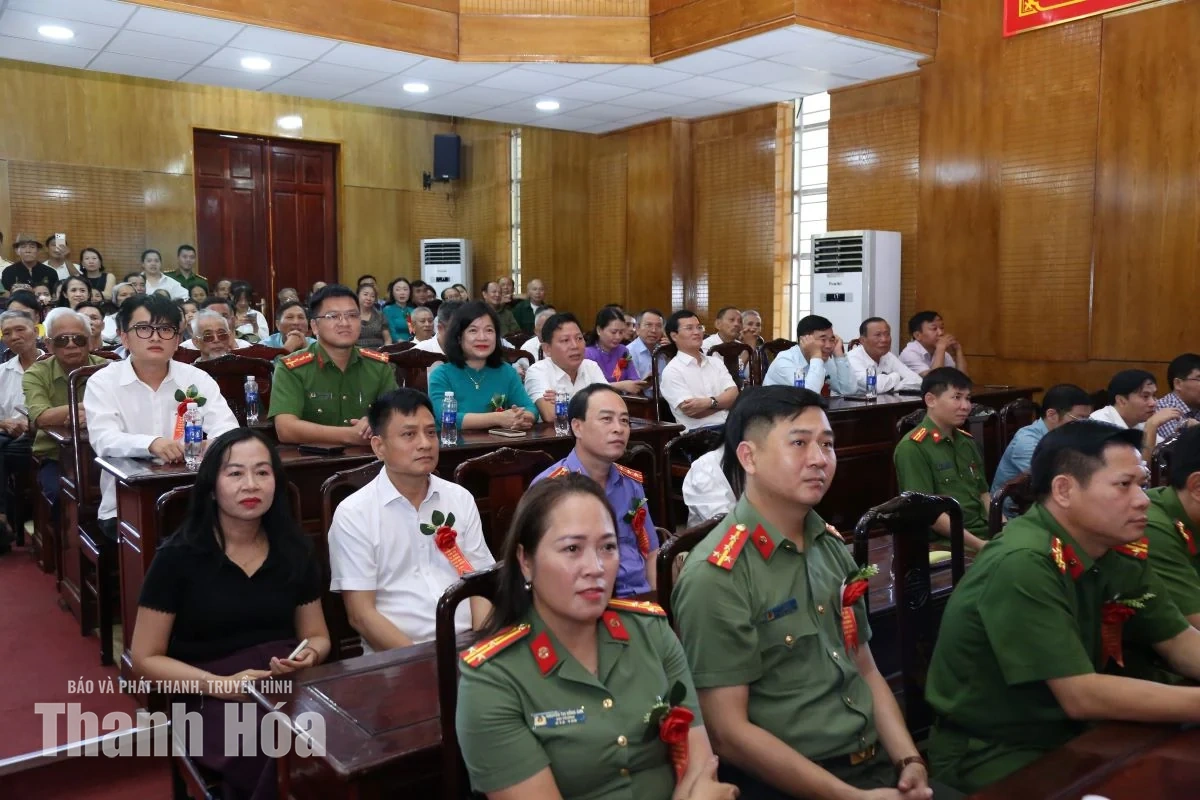 Chủ tịch UBND tỉnh Tô Anh Dũng dự Ngày hội Toàn dân bảo vệ an ninh Tổ quốc tại phường Tĩnh Gia