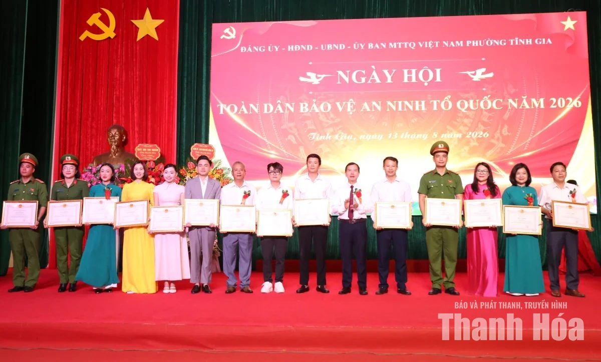 Chủ tịch UBND tỉnh Tô Anh Dũng dự Ngày hội Toàn dân bảo vệ an ninh Tổ quốc tại phường Tĩnh Gia
