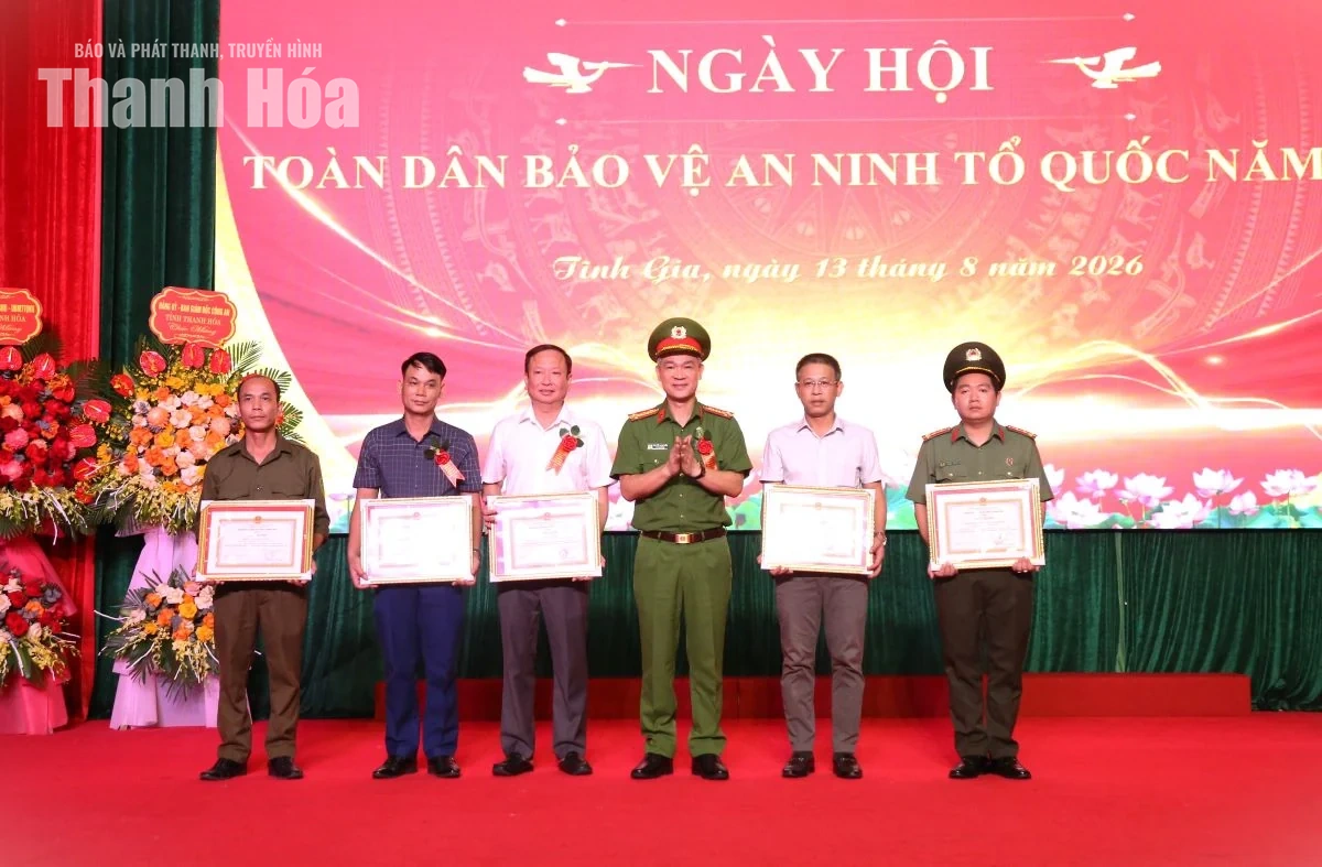 Chủ tịch UBND tỉnh Tô Anh Dũng dự Ngày hội Toàn dân bảo vệ an ninh Tổ quốc tại phường Tĩnh Gia