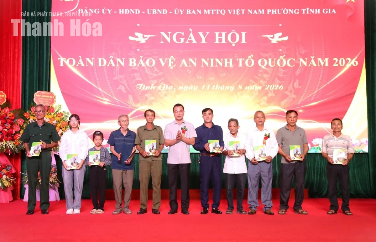 Chủ tịch UBND tỉnh Tô Anh Dũng dự Ngày hội Toàn dân bảo vệ an ninh Tổ quốc tại phường Tĩnh Gia