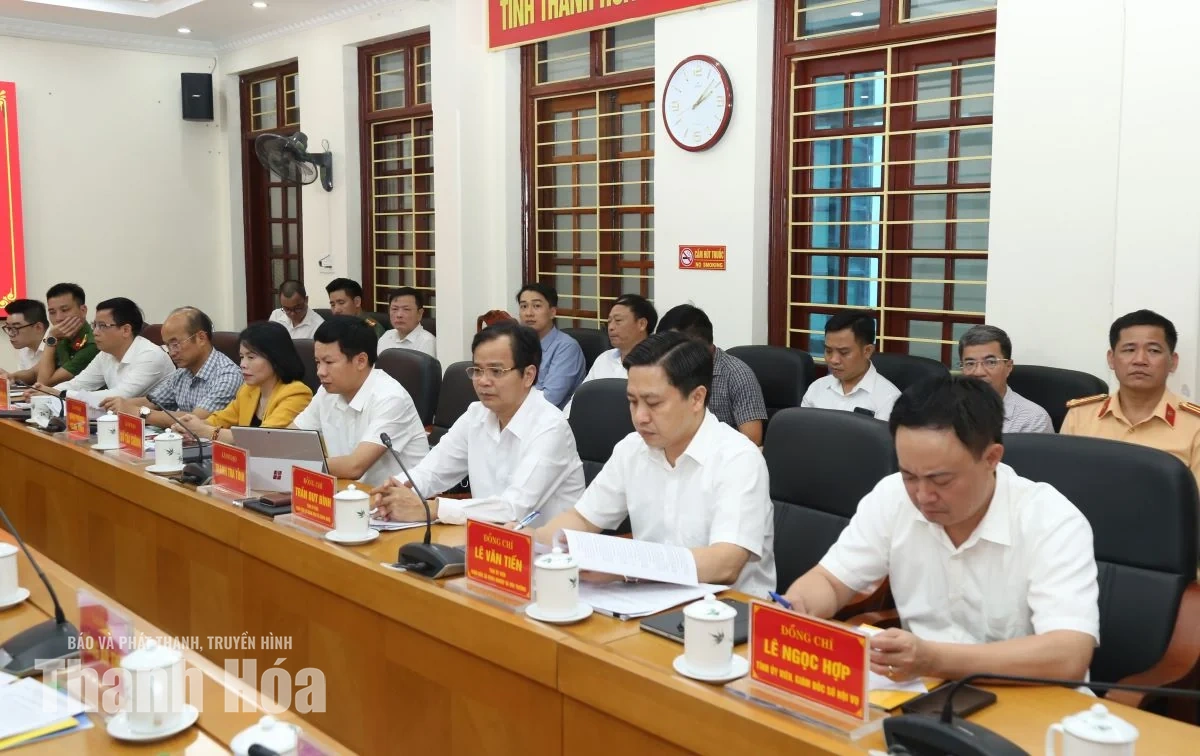 Chủ tịch UBND tỉnh Tô Anh Dũng làm việc với Sở Xây dựng