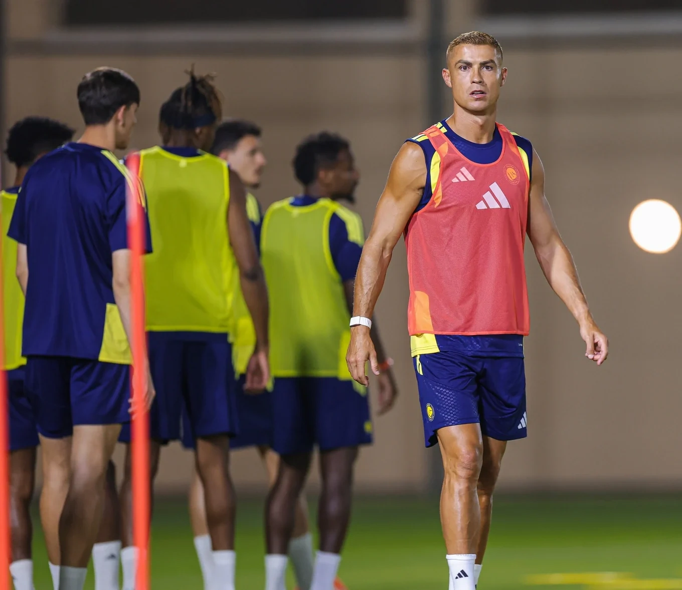 CLB Đông Á Thanh Hóa chuẩn bị đổi tên và đón chủ tịch mới; Ronaldo gây sốc với diện mạo trẻ trung, nhuộm tóc vàng