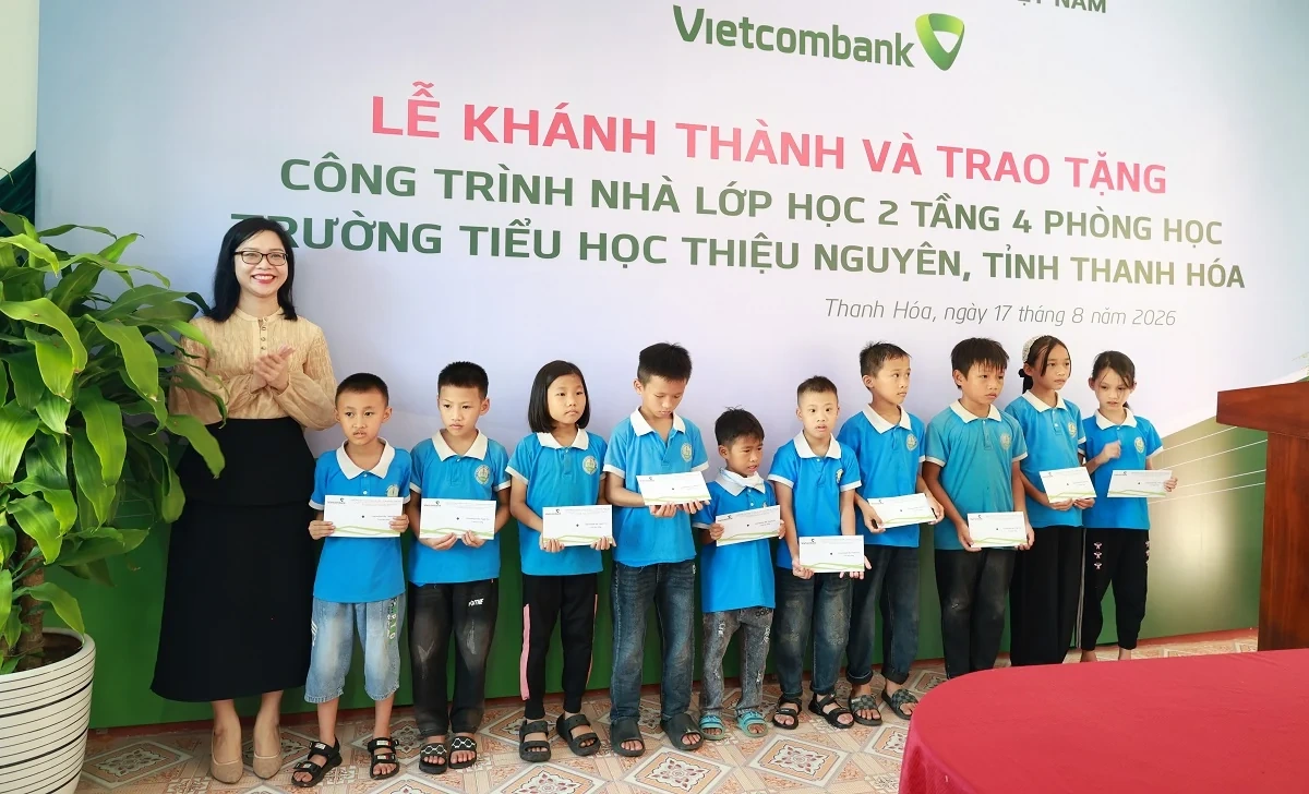 Vietcombank Bắc Thanh Hóa trao tặng công trình phòng học cho Trường Tiểu học Thiệu Nguyên