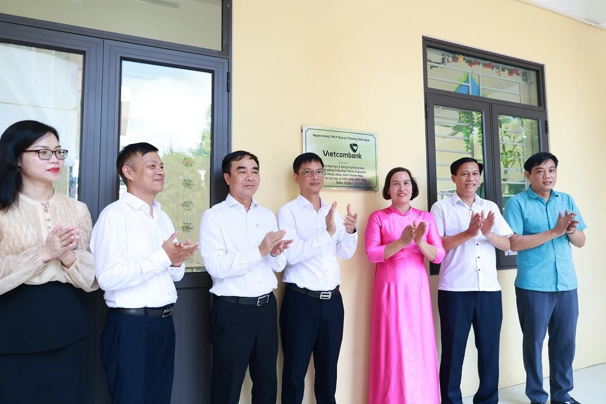 Vietcombank Bắc Thanh Hóa trao tặng công trình phòng học cho Trường Tiểu học Thiệu Nguyên