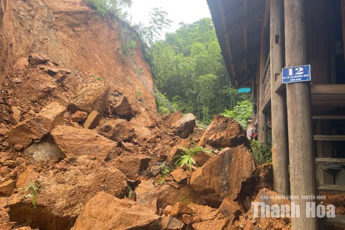 Đất đá đổ sập vào nhà, người dân may mắn thoát nạn