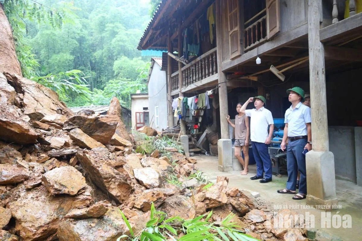 Đất đá đổ sập vào nhà, người dân may mắn thoát nạn