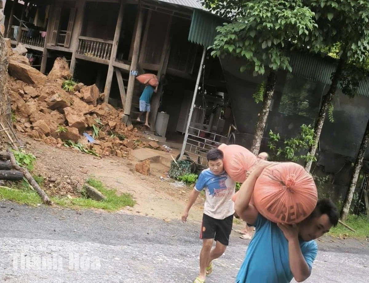 Đất đá đổ sập vào nhà, người dân may mắn thoát nạn