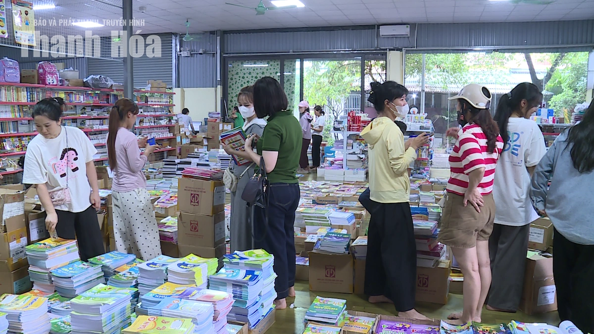 Thiếu cục bộ sách giáo khoa, phụ huynh phải đi nhiều nơi tìm mua