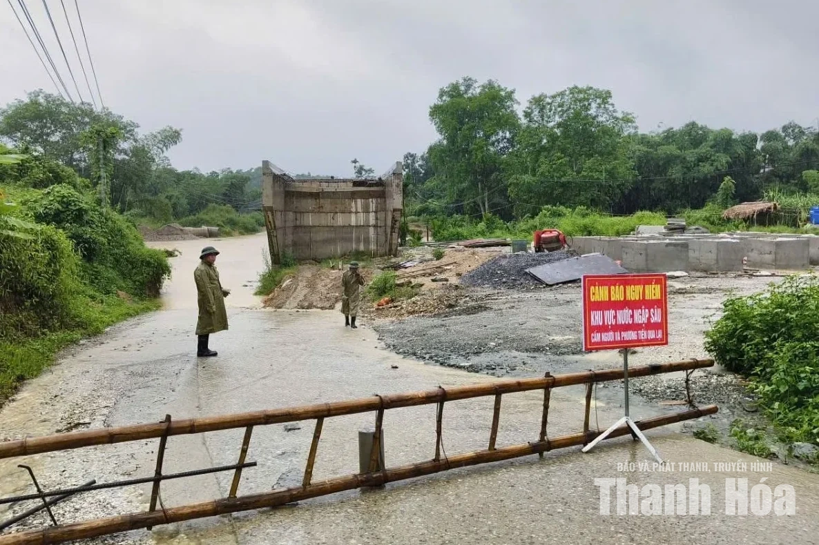 Mưa lớn kéo dài, nhiều xã chủ động di dời người dân khỏi vùng sạt lở