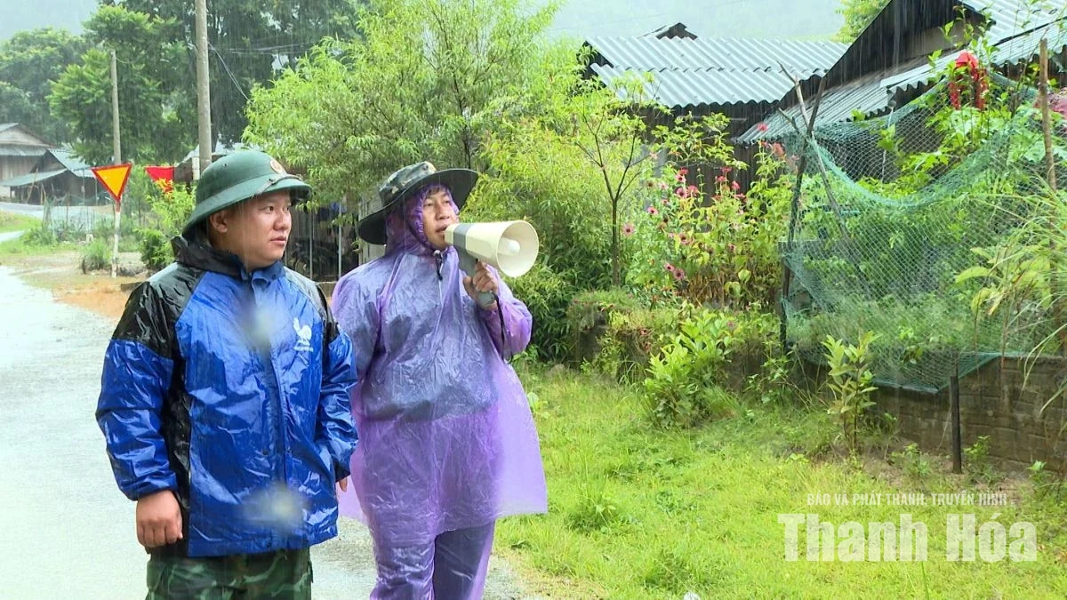 Mưa lớn kéo dài, nhiều xã chủ động di dời người dân khỏi vùng sạt lở