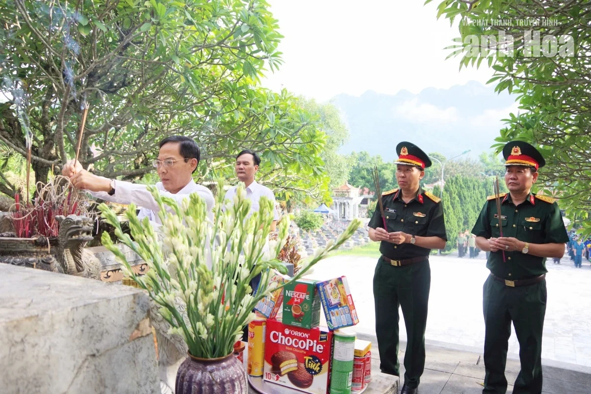 Lấy mẫu hài cốt liệt sĩ tại Nghĩa trang Liệt sĩ quốc tế Đồng Tâm