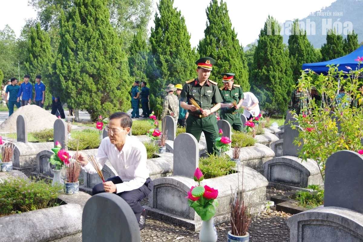 Lấy mẫu hài cốt liệt sĩ tại Nghĩa trang Liệt sĩ quốc tế Đồng Tâm