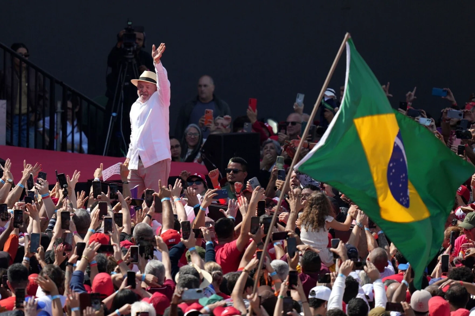 Brazil nóng trước giờ G: Tổng thống Lula và con trai Cựu Tổng thống Bolsonaro cùng bước vào cuộc đua quyền lực