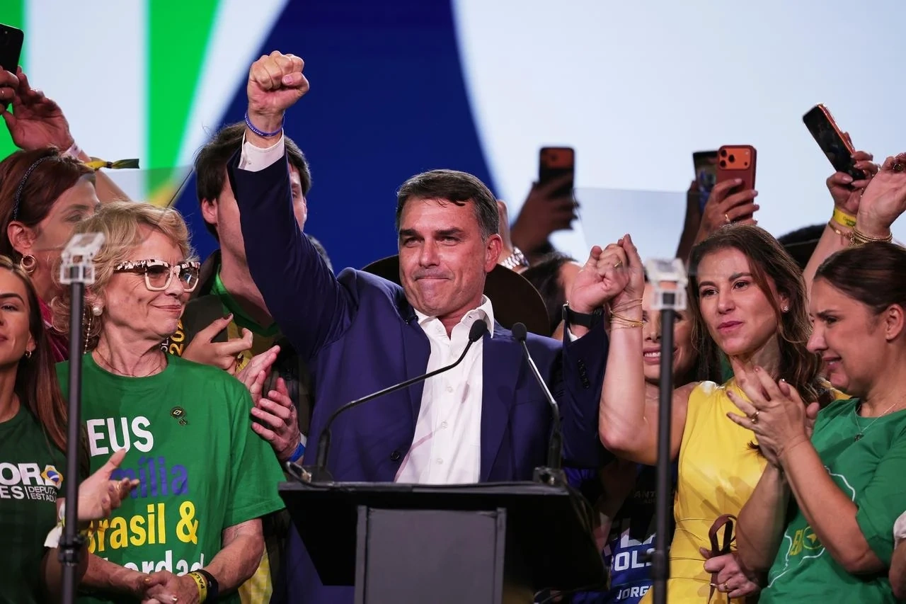 Brazil nóng trước giờ G: Tổng thống Lula và con trai Cựu Tổng thống Bolsonaro cùng bước vào cuộc đua quyền lực