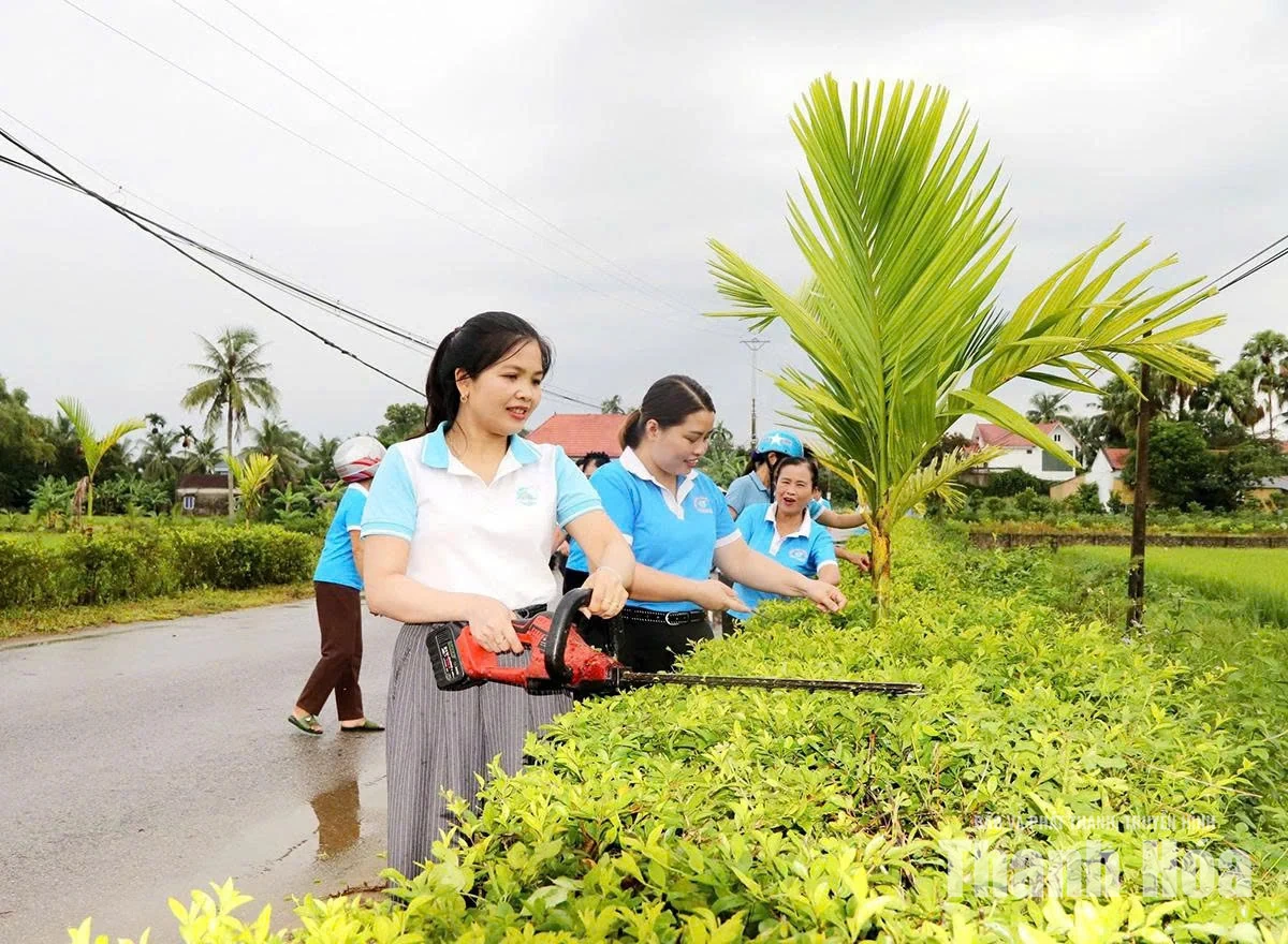 Phụ nữ xã Thọ Ngọc hiến đất làm đẹp đường quê