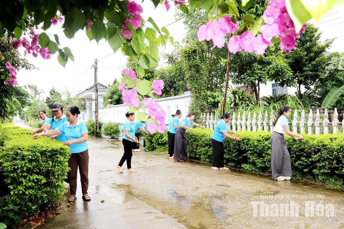 Phụ nữ xã Thọ Ngọc hiến đất làm đẹp đường quê
