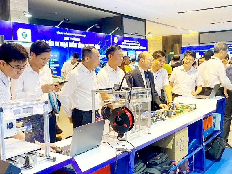 VNPT Thanh Hóa trình diễn các giải pháp công nghệ số tại Hội nghị đối thoại với doanh nghiệp năm 2026