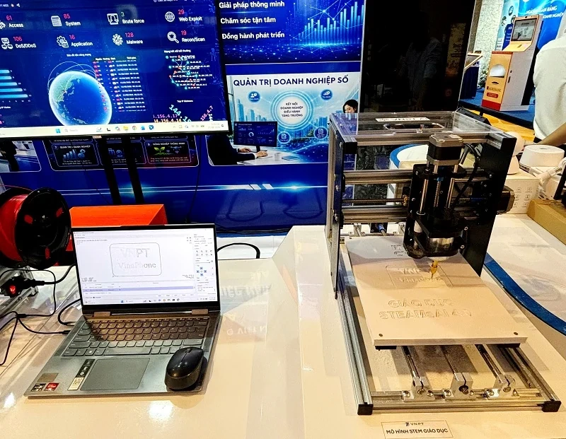 VNPT Thanh Hóa trình diễn các giải pháp công nghệ số tại Hội nghị đối thoại với doanh nghiệp năm 2026