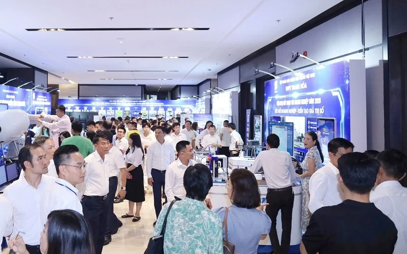 VNPT Thanh Hóa trình diễn các giải pháp công nghệ số tại Hội nghị đối thoại với doanh nghiệp năm 2026
