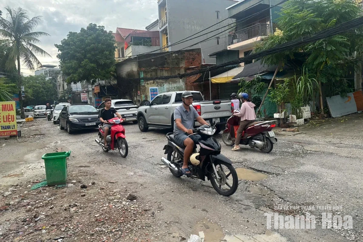 Trật tự, mỹ quan đô thị - Những “cái gai trong mắt”: Nhếch nhác đường Nguyễn Phục
