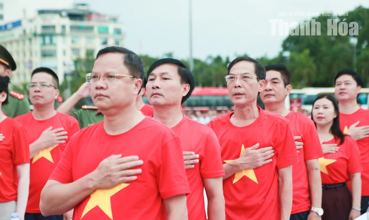 Đông đảo cán bộ, người dân Thanh Hóa mặc áo đỏ sao vàng, hát Quốc ca, đi bộ “Cùng Việt Nam tiến bước”