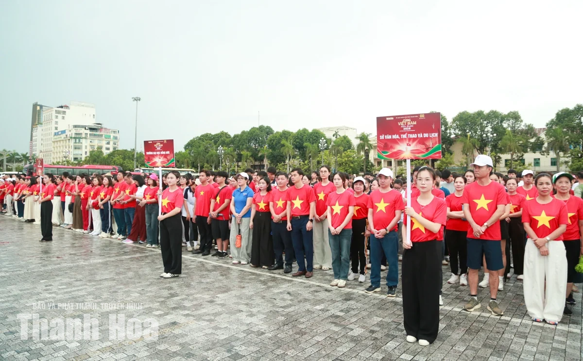 Đông đảo cán bộ, người dân Thanh Hóa mặc áo đỏ sao vàng, hát Quốc ca, đi bộ “Cùng Việt Nam tiến bước”