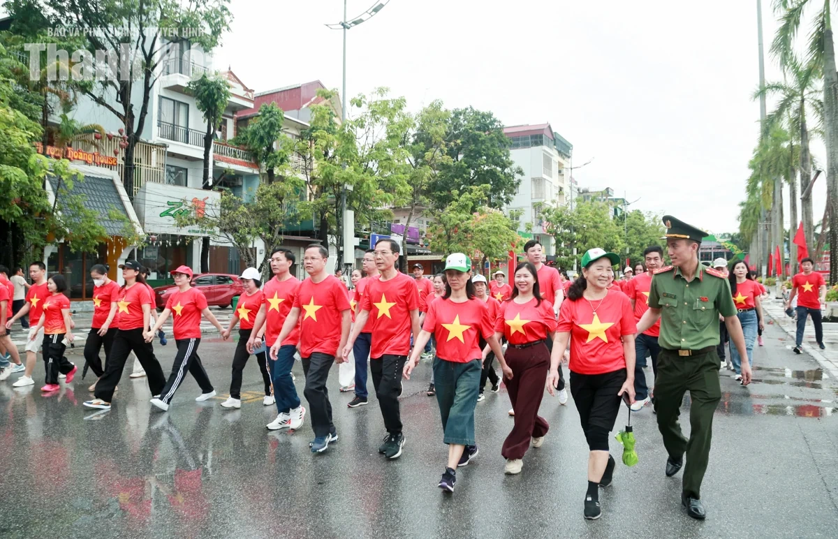Đông đảo cán bộ, người dân Thanh Hóa mặc áo đỏ sao vàng, hát Quốc ca, đi bộ “Cùng Việt Nam tiến bước”