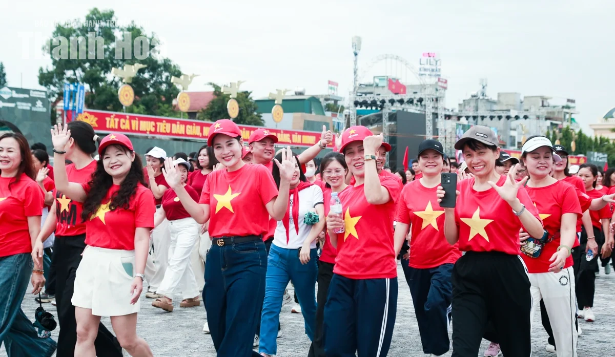 Đông đảo cán bộ, người dân Thanh Hóa mặc áo đỏ sao vàng, hát Quốc ca, đi bộ “Cùng Việt Nam tiến bước”