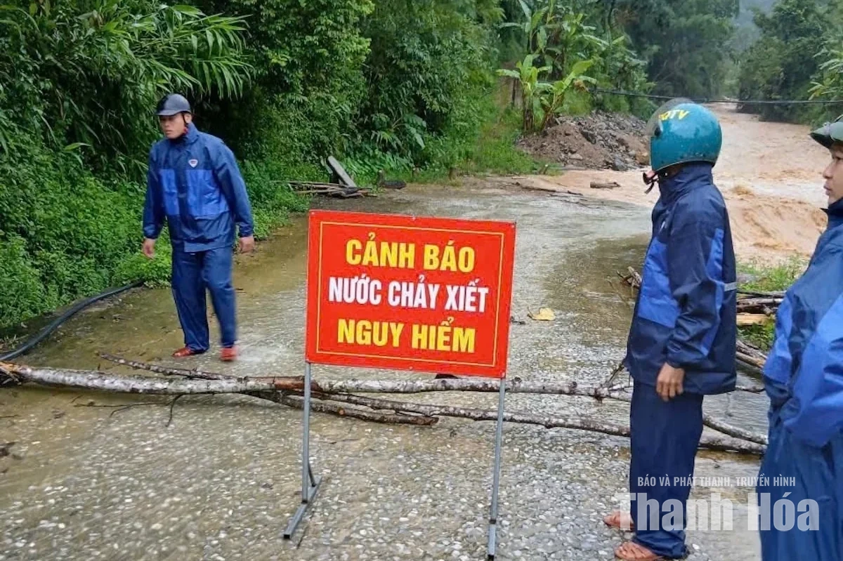 Mưa lớn gây ngập lụt và sạt lở nhiều tuyến giao thông trên địa bàn xã Na Mèo