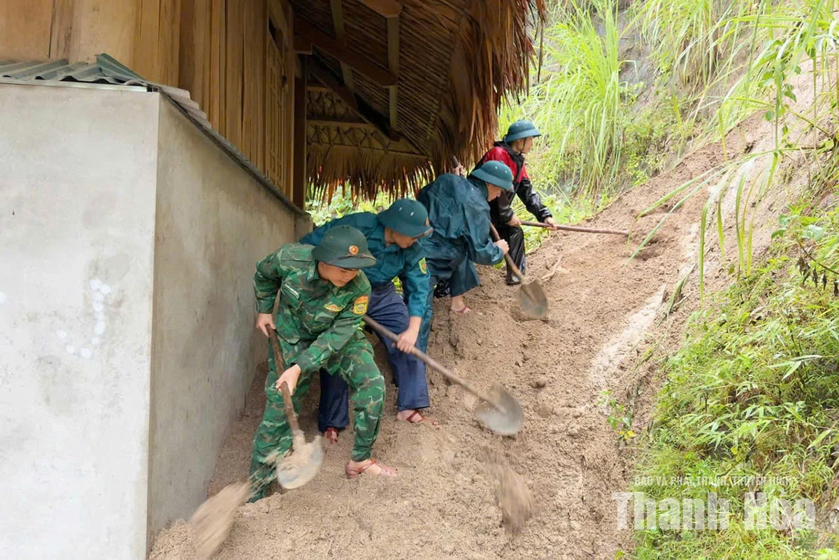 Đồn Biên phòng Tam Thanh kịp thời sơ tán người dân tại khu vực sạt lở đất đến nơi an toàn