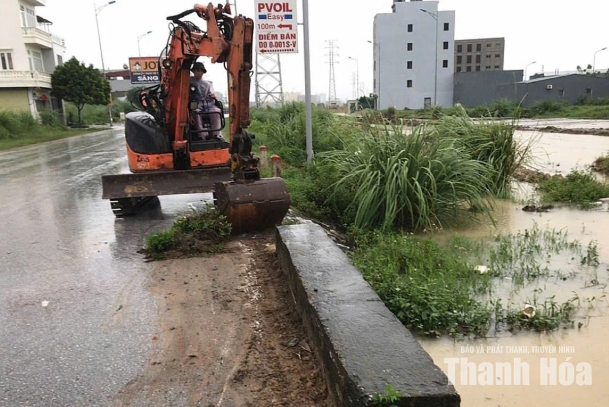 Dầm mưa, xuyên trưa khơi thông các dòng chảy