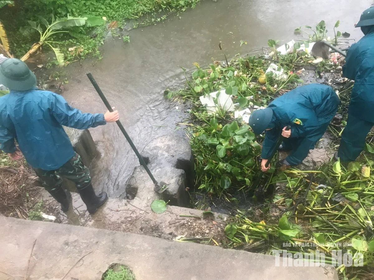 Dầm mưa, xuyên trưa khơi thông các dòng chảy
