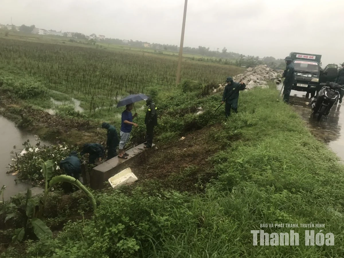 Dầm mưa, xuyên trưa khơi thông các dòng chảy