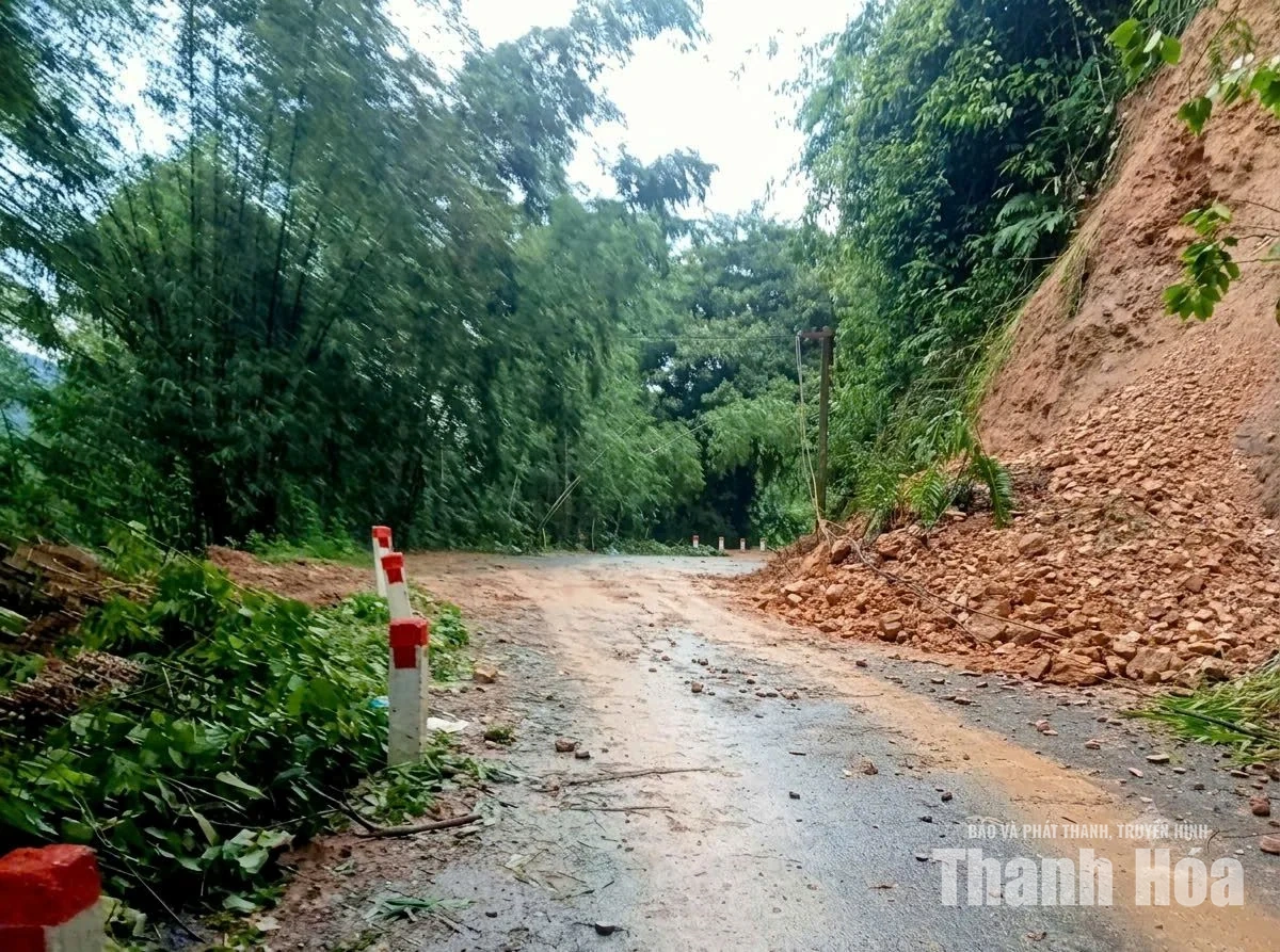 Khắc phục sạt lở tại nhiều xã miền núi, đảm bảo giao thông thông suốt