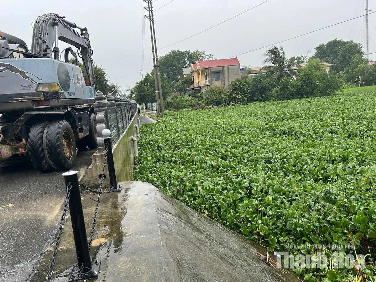 Các lực lượng phối hợp ứng phó ngập úng trên địa bàn phường Sầm Sơn và Nguyệt Viên