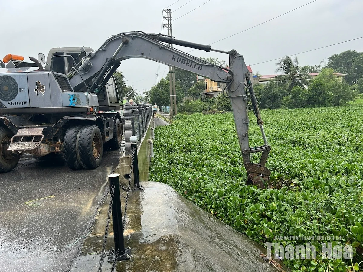Các lực lượng phối hợp ứng phó ngập úng trên địa bàn phường Sầm Sơn và Nguyệt Viên