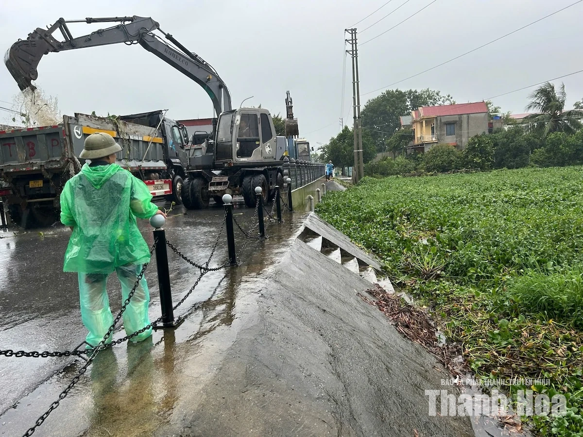 Các lực lượng phối hợp ứng phó ngập úng trên địa bàn phường Sầm Sơn và Nguyệt Viên